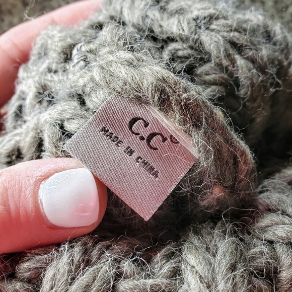 C.C. Beanie Chunky Knit Yarn Pom HAT2085 Indigo NWOT - Picture 3 of 7